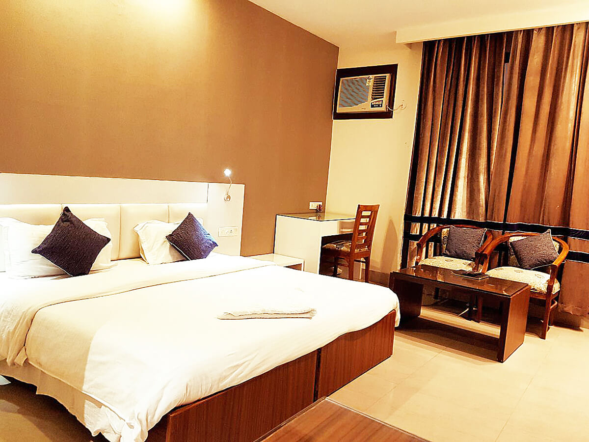 Red Huts Resorts room in Ambala